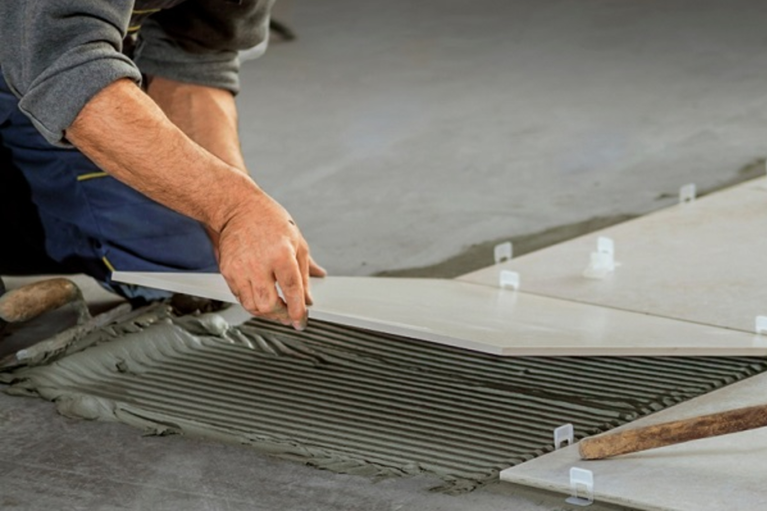 image article N°1 (carreleur3.jpg)| Travaux de carrelage intérieur et extérieur – rénovation ou neuf | MRHE Services